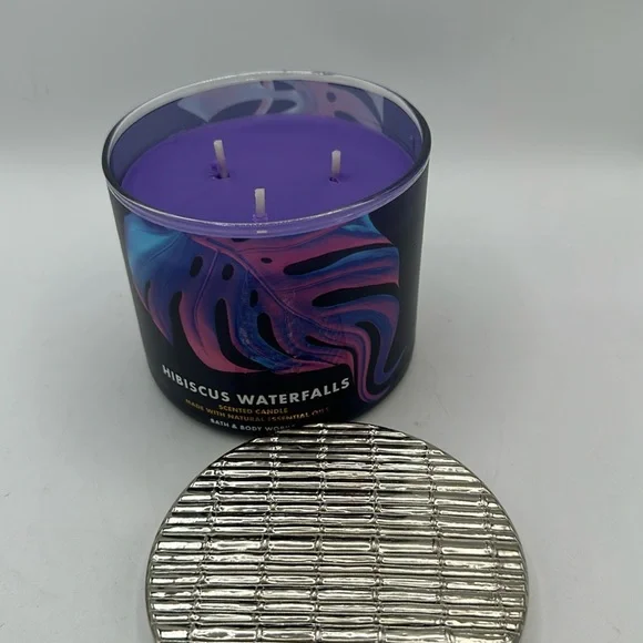 Bath & Body Works 3-wick Hibiscus Waterfalls 14.5-ounce purple candle - Picture 3 of 5